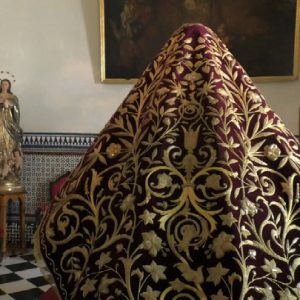 La Virgen de Regla lucirá el 9 de septiembre en el besamanos su manto rojo restaurado y exhibido ahora frente a la tienda de recuerdos