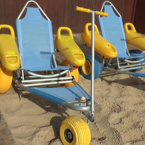 Seis sillas anfibias garantizan cada día en Chipiona que personas con movilidad reducida puedan disfrutar del baño