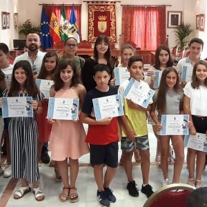 Los 26 alumnos de Chipiona con mejores calificaciones en inglés al acabar Primaria han recibido hoy su premio