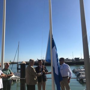 La Bandera Azul de los Mares Limpios de Europa ondea un año más en el puerto deportivo de Chipiona