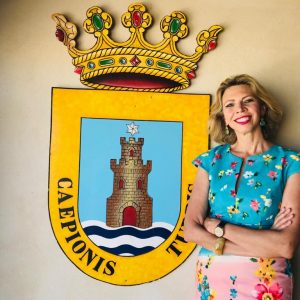 La periodista Marina Bernal convoca encuentro con lectores de «Anónimos infinitos» el 14 de agosto a las 8 de la tarde en el Castillo de Chipiona