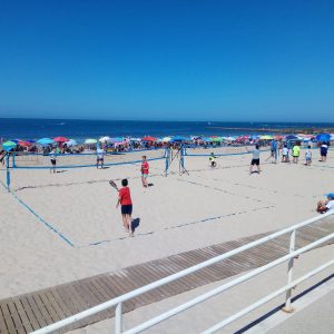 Un centenar de jugadores participan hasta el domingo en el Torneo Beach Tenis que se celebra en la playa de Regla