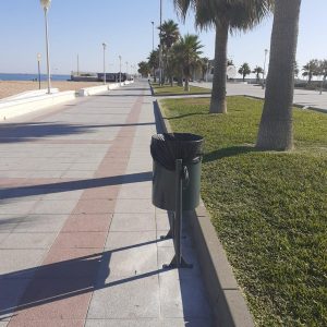 El Ayuntamiento de Chipiona coloca 37 papeleras en los paseos marítimos y otras zonas turísticas