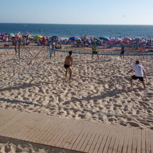 El tenis playa presenta sus credenciales para convertirse en un importante referente deportivo en las playas chipioneras