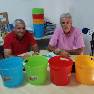 Acitur ha entregado hoy 100 papeleras al Ayuntamiento de Chipiona para su uso en la campaña de limpieza en la hostelería local