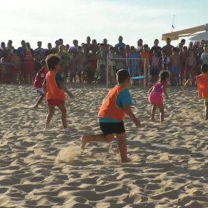 Más de 120 jugadores compiten hasta hoy jueves en la playa de Regla en el Tour Fútbol Playa 3X3