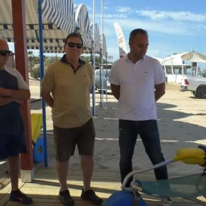 Nuevos equipamientos mejoran la accesibilidad y la atención a las personas con movilidad reducida en las playas de Chipiona