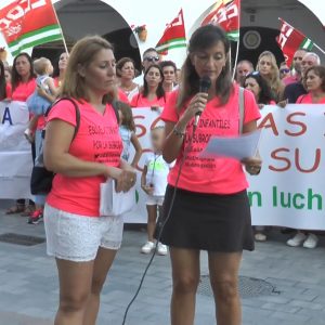 Una concentración reclama a la Junta la continuidad de las trabajadoras de la Escuela Infantil Rocío Jurado