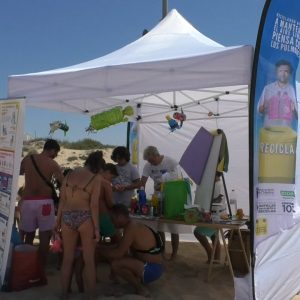 Los talleres medioambientales promovidos por Ayuntamiento y Ecoembes en las playas de Chipiona fueron retomados ayer