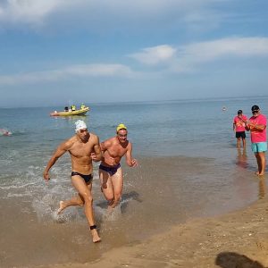 Raúl Reyes se impone en un apretadísimo final en la prueba absoluta de la Travesía a nado Picoco-Playa de Regla