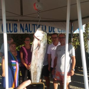 El Club Náutico de Chipiona entrega alrededor de veinte kilos de pescado del Open de Curricán de altura a la Cocina Social