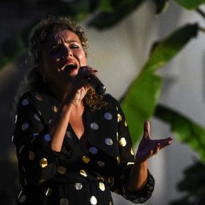 Paz Alarcón espectacular interpretación de Rocío Jurado en la presentación de Canta, Rocío,canta.