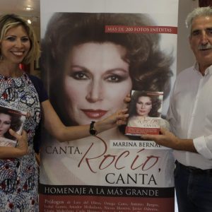 Marina Bernal entregó, «Canta, Rocío canta» al alcalde de Chipiona, Luis Mario Aparcero.