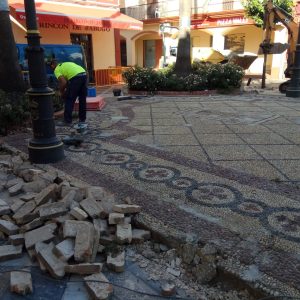 El Ayuntamiento inicia el arreglo de desperfectos en la Plaza Pío XII a través del Plan Invierte de Diputación