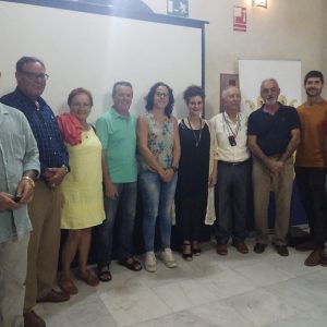 El Castillo se llenó de público para conocer como fueron los orígenes del turismo en Chipiona en la conferencia que ofreció el cronista de la villa