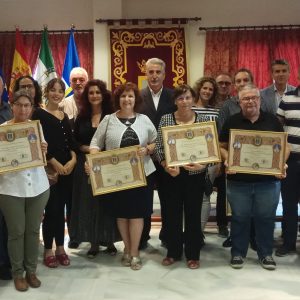 Diez docentes jubilados durante el curso académico 2018/2019 recibieron ayer un homenaje en Chipiona