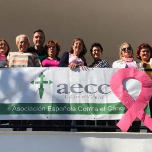 Una pancarta y un lazo rosa en el Centro de Salud Tolosa Latour recuerdan desde hoy que el sábado es el Día contra el cáncer de mama