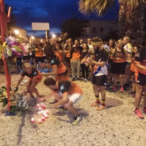 Un entrenamiento homenaje a Paco Guisado unió ayer a atletas y deportistas de Chipiona y de otras poblaciones