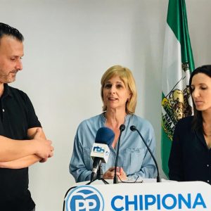 María José García Pelayo presenta en Chipiona a Pablo Casado como garante de la estabilidad que España necesita