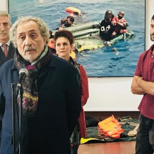 Jose Chamizo presenta la exposición Salvavidas Falso, que muestra en el  Castillo el drama de la migración en el Mediterráneo