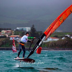 El regatista del CAND Chipiona Fernando Martínez del Cerro marcha primero de su categoría en el Azores Windsurf-Foil Open Challenge