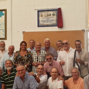 La alcaldesa de Puerto Real descubre una placa conmemorativa del cincuentenario de maestros industriales