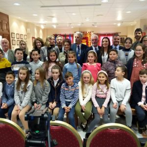 20 alumnos han llevado propuestas para mejorar la vida en Chipiona al pleno infantil del Día de la Constitución