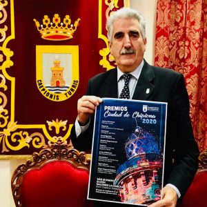 Luis Mario Aparcero presenta el cartel anunciador de los premios ‘Ciudad de Chipiona 2020’ tras su aprobación en pleno