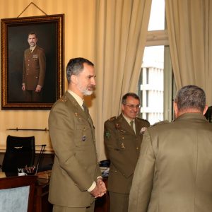 Felipe VI admira en vivo el retrato del  pintor Antonio Montiel