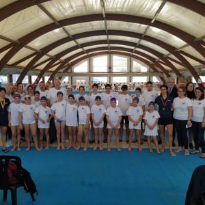 El Club Natación Caepionis se presenta oficialmente con una exhibición de sus jóvenes nadadores