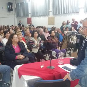 Unas doscientas personas asisten a la conferencia  de Juan Mellado sobre la Copla  en el Centro de Educación de Adultos Mardeleva de Sanlúcar