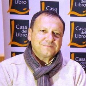 Jose Vicente Dorado: “Sevilla distribuye los claveles, los cirios, la música y los colores, teológicamente (…) La Teología popular vence a la Estética”