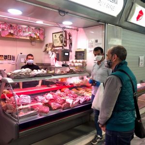 Reparto de mascarillas entre los detallistas de los mercados de abastos de Cádiz