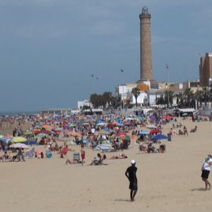 La mayoría de los chiringuitos de Chipiona se preparan para abrir a mediados de junio