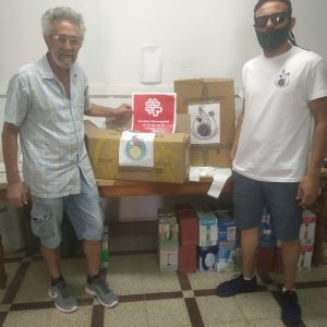 Chipiona Reacciona entrega mascarillas TNT y una cantidad económica a Cáritas