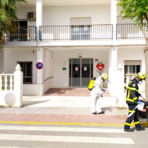 Coinciden hoy en Chipiona una actuación antiplagas y otra de desinfección de los bomberos