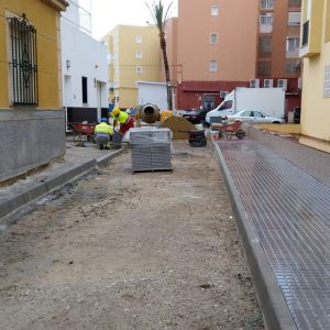 Chipiona retoma las actuaciones del Plan Invierte con la pavimentación de la calle Virgen del Rosario