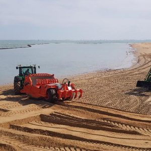Comienza la adecuación de la arena en la playa de la Cruz del Mar para la temporada estival