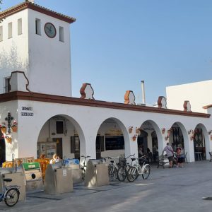 La Plaza de Abastos de Chipiona se ilumina esta noche de verde para visibilizar la enfermedad de la esclerodermia