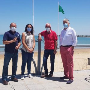 El paseo marítimo de la playa de Micaela a punto de estrenar 120 metros de barandilla realizada mediante reciclaje