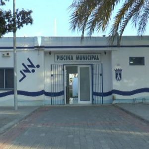 El gobierno municipal de Chipiona estudia opciones para reabrir cuanto antes la piscina municipal