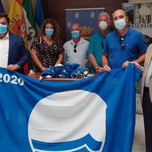 Miguel Rodríguez Rodríguez hace entrega de las Banderas Azules al alcalde de Chipiona
