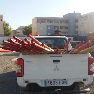 Aparecen destrozados más de 80 marcadores visuales de las playas de Chipiona en la madrugada del domingo