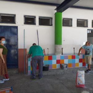 Isabel María Fernández informa sobre las labores de puesta a punto de los colegios públicos de la localidad
