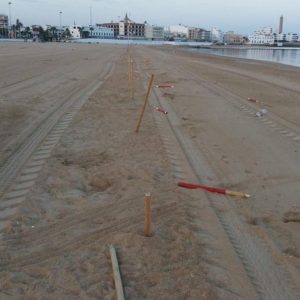 Lucas Díaz lanza un llamamiento al civismo tras los actos vandálicos que han destrozado innumerables marcadores visuales de las playas