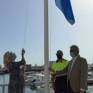 La Bandera Azul de los Mares Limpios de Europa ondea un año más en el puerto deportivo de Chipiona