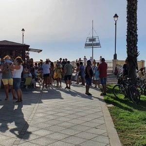 El proceso de concesión municipal de un quiosco de golosinas y helados en el paseo marítimo de Chipiona, indigna a residentes y veraneantes.