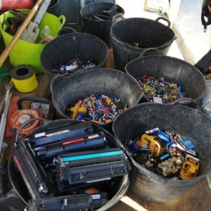 El grupo ecologista Cans ha entregado a la Delegación de Medio Ambiente 800 kilogramos de pilas usadas