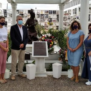 Ayuntamiento de Chipiona y ‘RJ La más grande’ recuerdan a Rocío Jurado con una ofrenda floral en el día de su cumpleaños