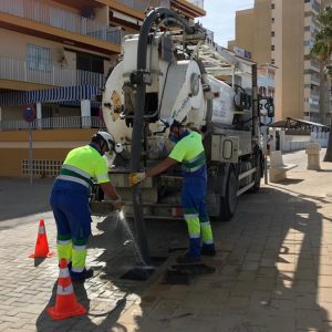 Aqualia inmersa en plena campaña especial de refuerzo de limpieza de imbornales como medida preventiva ante la llegada de las lluvias